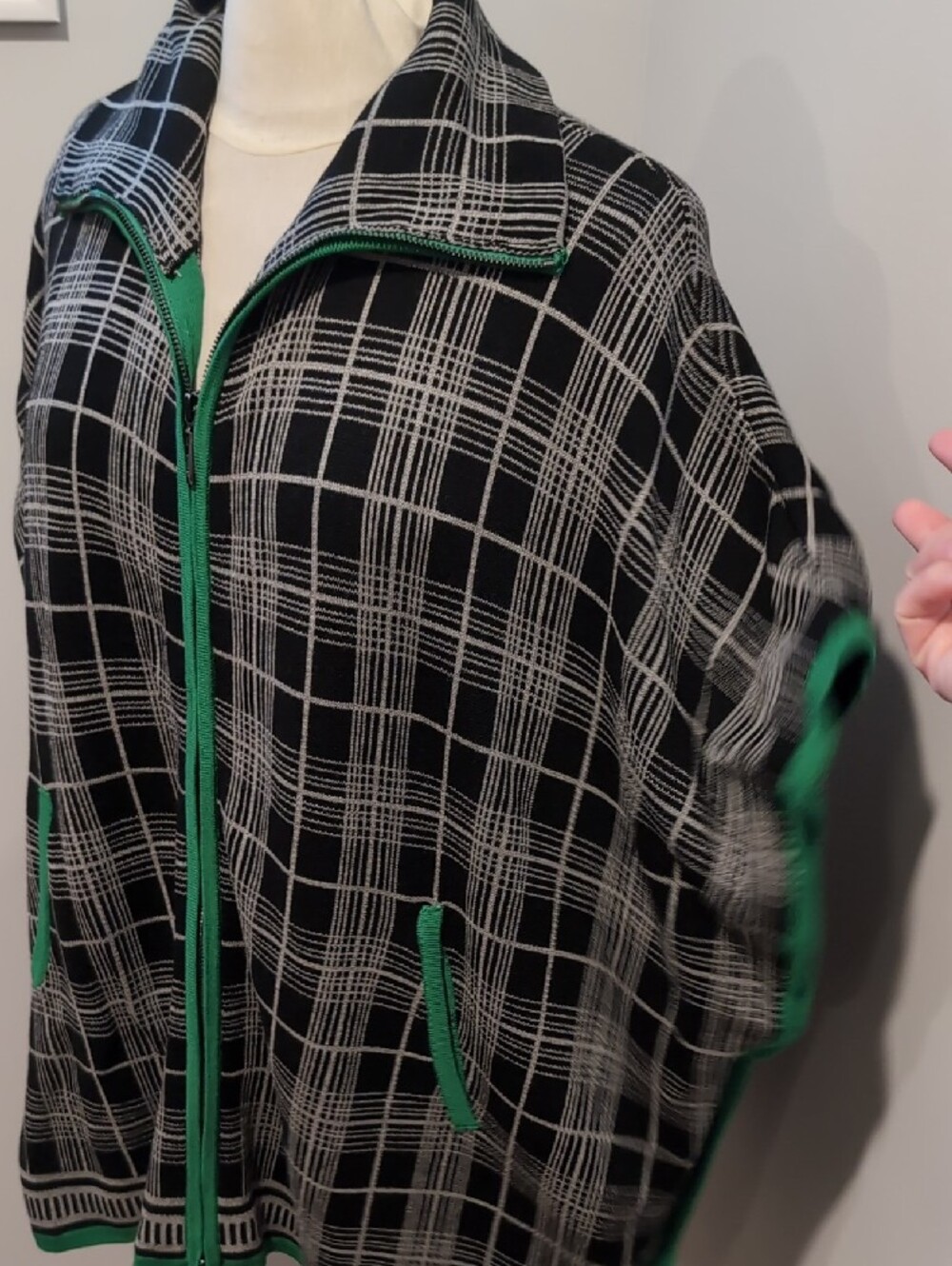 Lyse Spenard Black Plaid Zip-Front Cape Poncho Jacket with Green Trim Large / XL - Picture 3 of 13